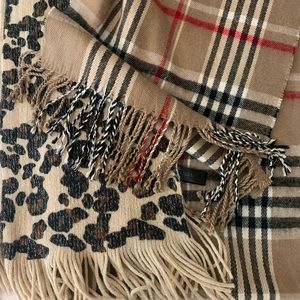 Set of 2 neutral scarves leopard and plaid print